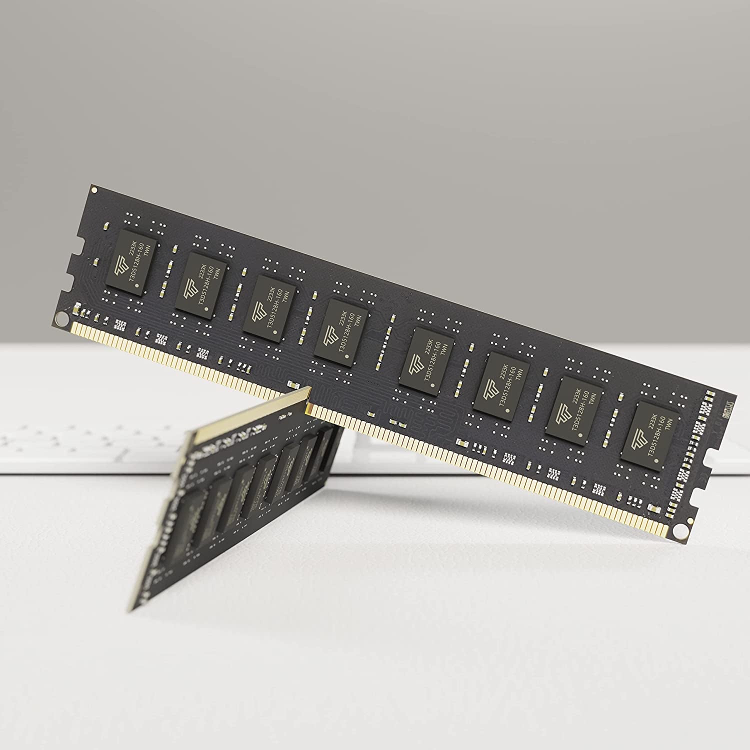 4GB DDR3L / DDR3 1600Mhz PC3L-12800 / PC3-12800 Non-Ecc Unbuffered 1.35V / 1.5V CL11 2Rx8 Dual Rank 240 Pin UDIMM Desktop PC Computer Memory RAM Module Upgrade (4GB)